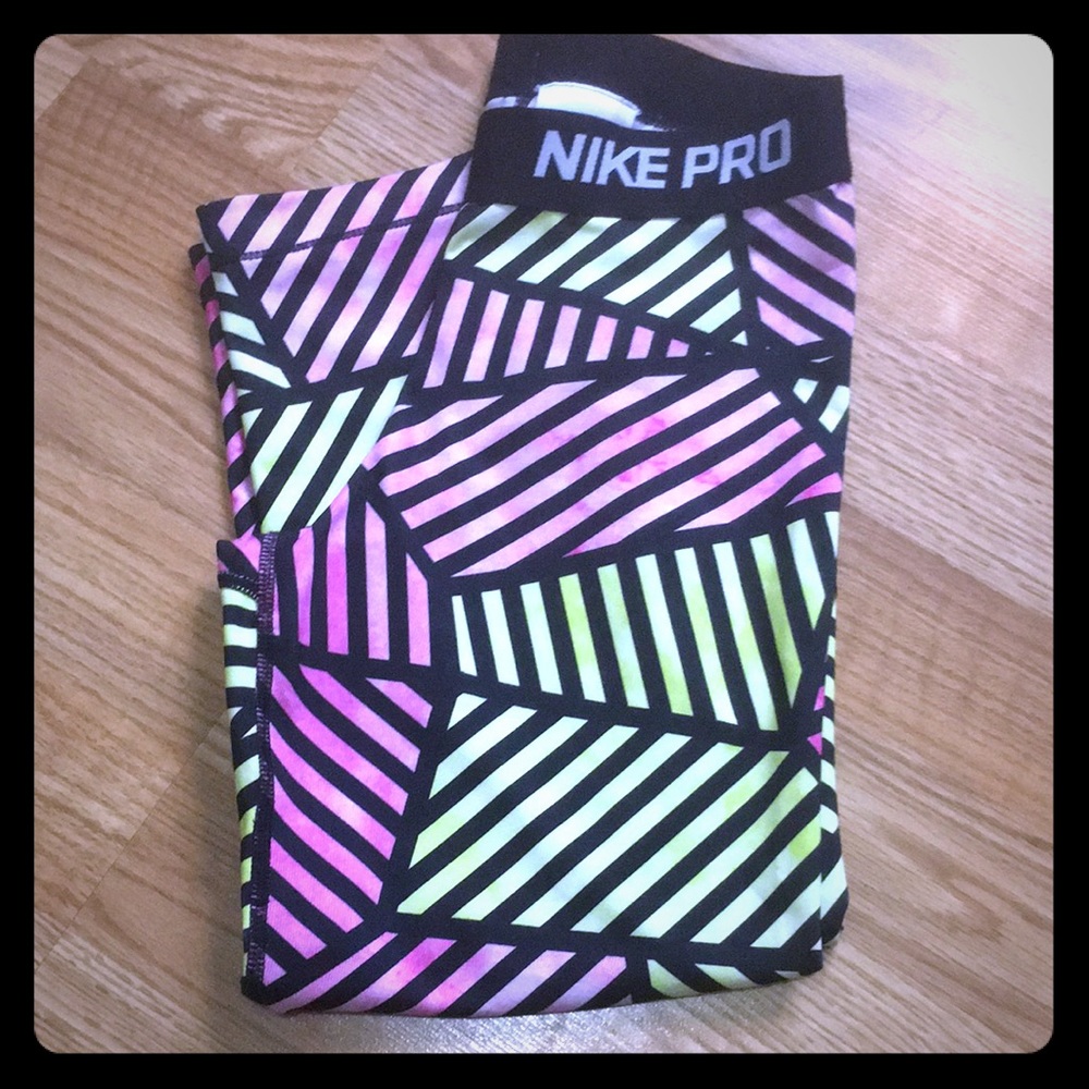 Nike pro dry fit cropped leggings size small